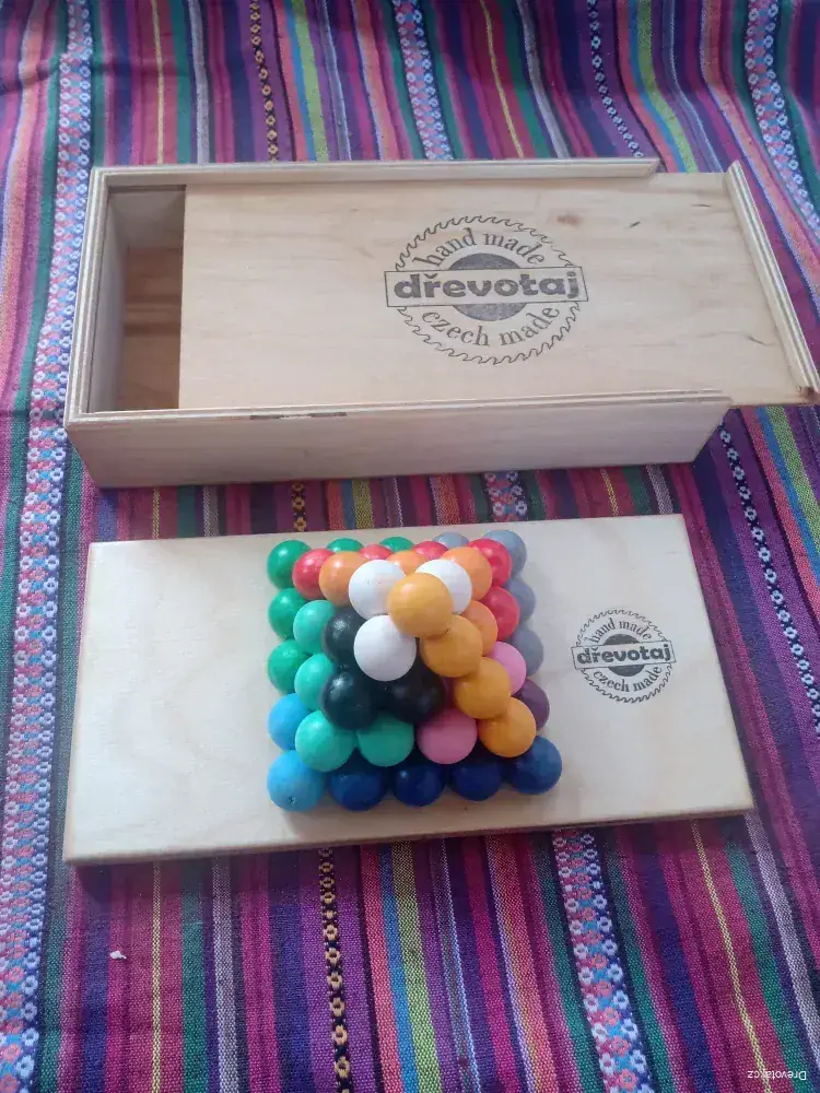 IQ kuličkový hlavolam